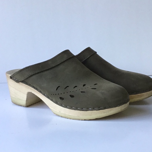 Source Unknown Shoes - Woman Boho Olive Sage Suede Wooden Clogs size 39
